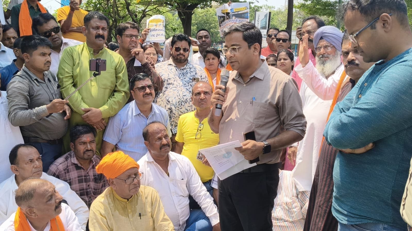 Railways Takes Action Against Delays in Chakradharpur Division, Enhances Surveillance