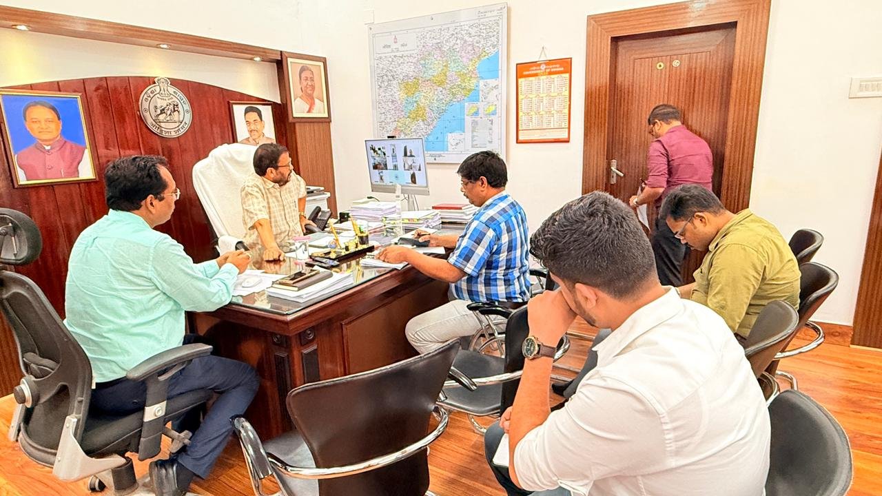 Revenue Minister Reviews Development Initiatives in Lakhanpur Block, Calls for Action Against Delaying Contractors